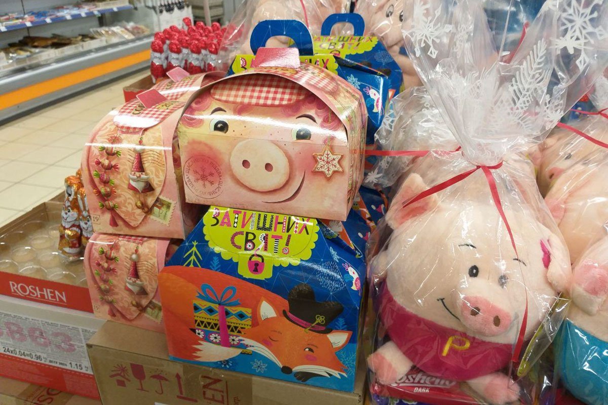 Прилавки украшают сладости