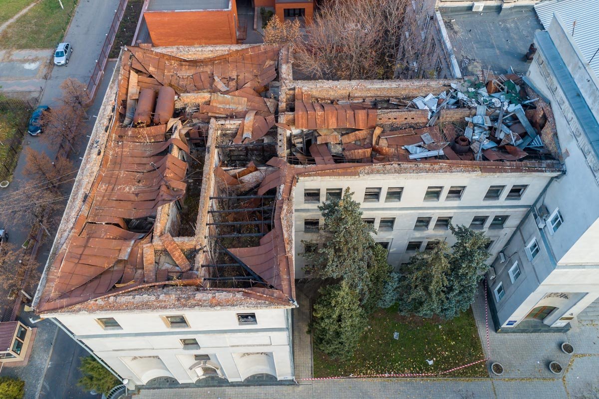 А вы жалуетесь, что у вас крыша протекает А вы жалуетесь, что у вас крыша протекает