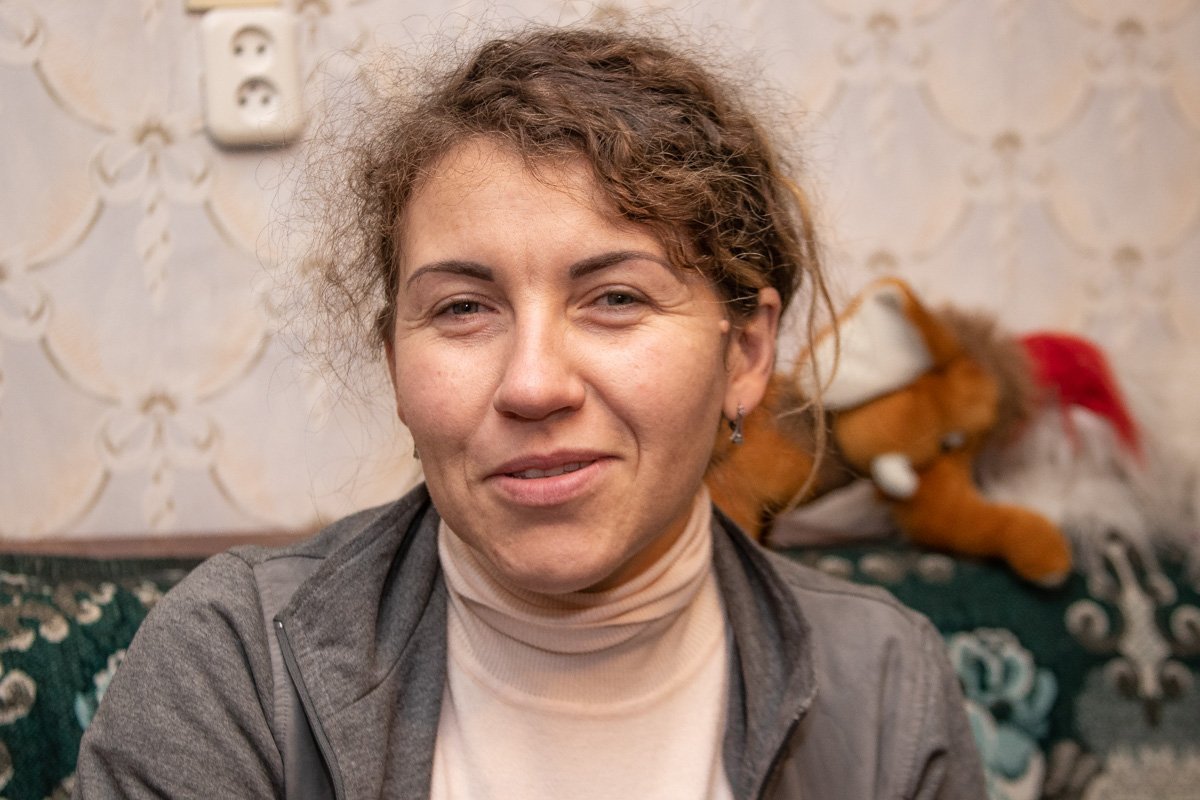 Виктория живет здесь уже год Виктория живет здесь уже год