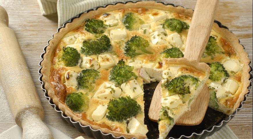 Полезные и вкусные рецепты: как приготовить сытный пирог с брокколи и сыром фета