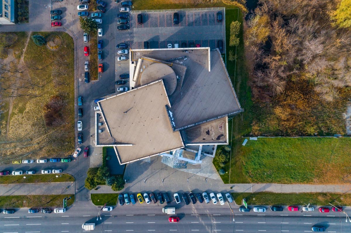 Здание удивляет