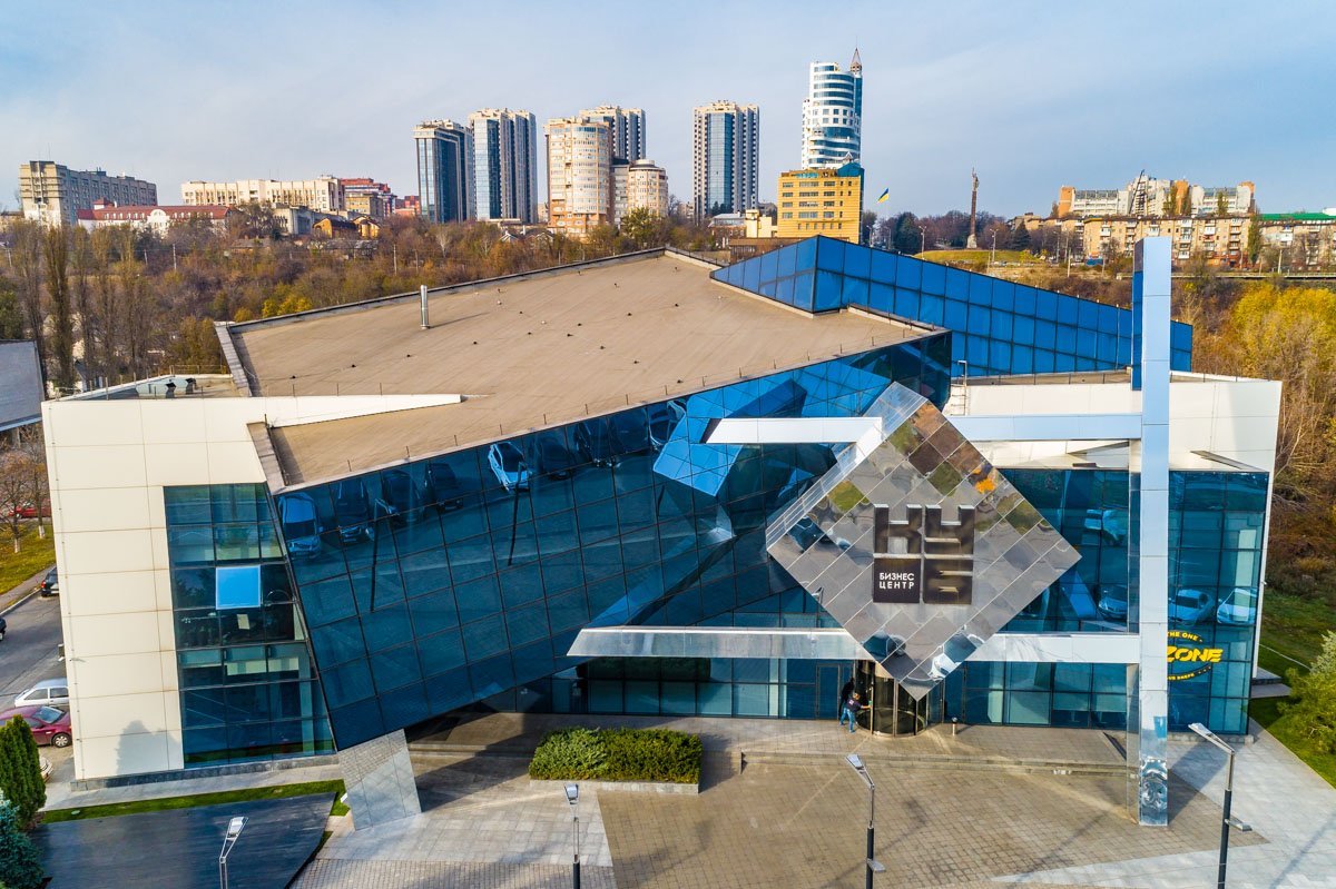 В нем отражается город