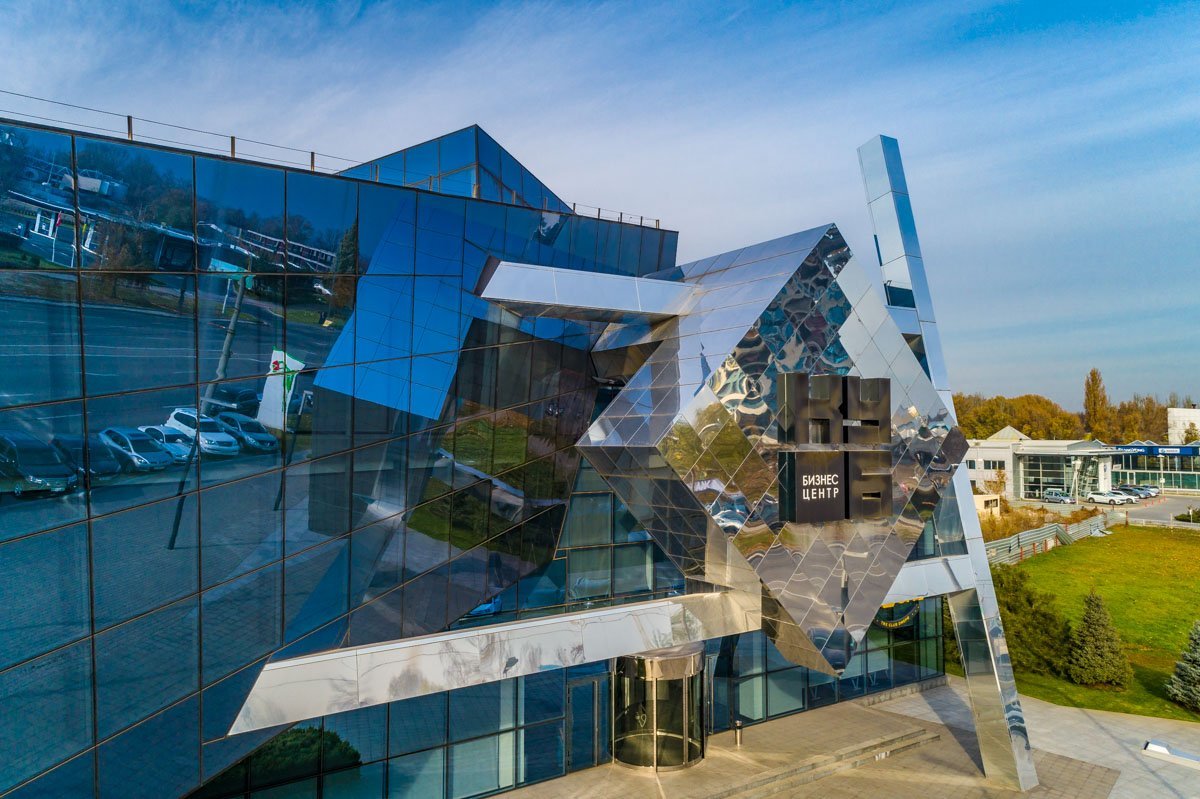 Облицовка здания выполнена из стекла