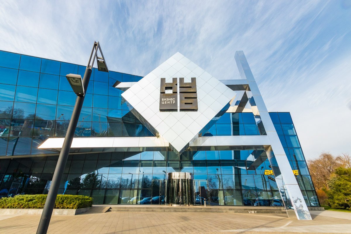 В здании 3 этажа, хоть это и сложно понять