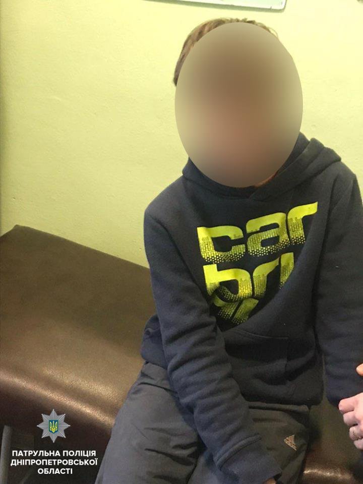 В Днепре пьяная мать отпустила раздетого ребенка гулять на улицу