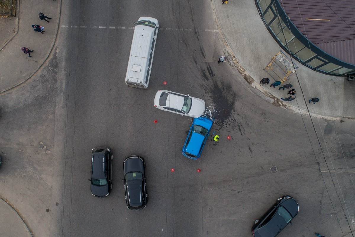 Столкнулись Nissan и BMW