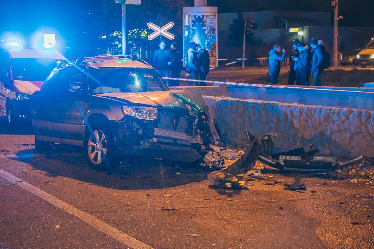 В результате столкновения, автомобиль Subaru перевернулся 4 раза, задев восемь автомобилей В результате столкновения, автомобиль Subaru перевернулся 4 раза, задев восемь автомобилей