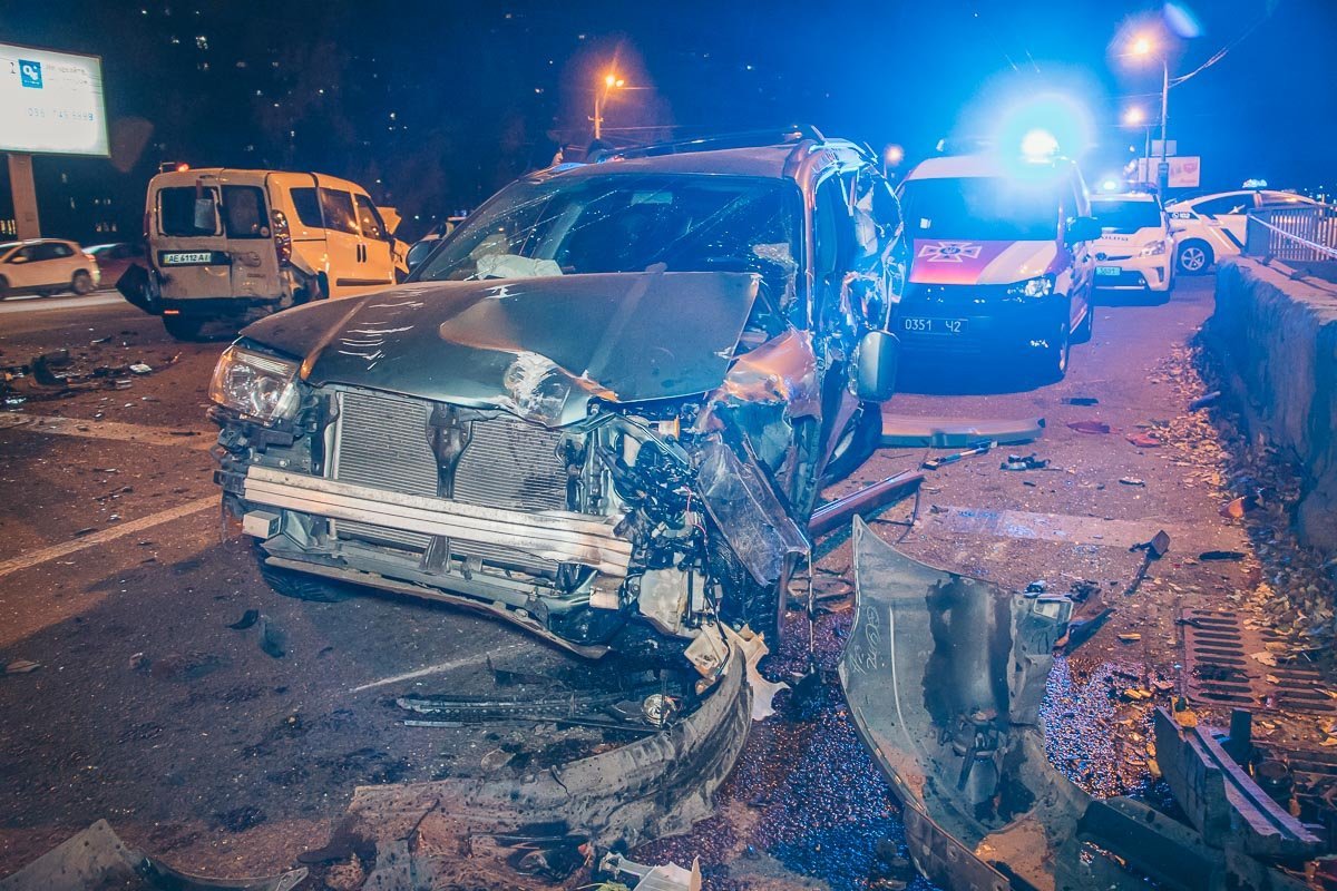 Большинство машин-участников ДТП получили серьезные повреждения Большинство машин-участников ДТП получили серьезные повреждения