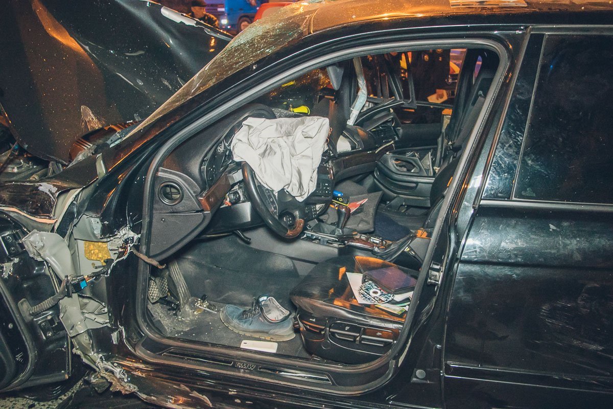 Водителя BMW увезли в бессознательном состоянии Водителя BMW увезли в бессознательном состоянии