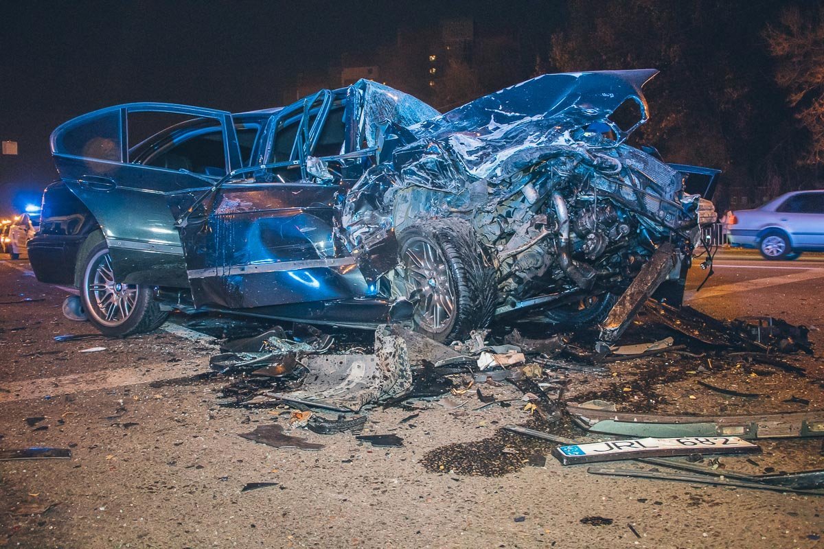 Автомобиль BMW получил серьзеные повреждения Автомобиль BMW получил серьезные повреждения