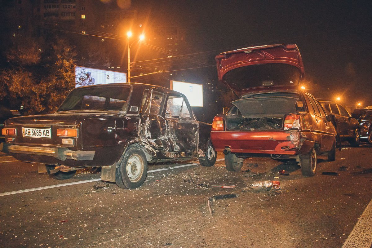 Участниками ДТП также стали следующие транспортные средства: KIA, ВАЗ, Славута, SKODA, BMW, Nissan и Daewoo Lanos Участниками ДТП также стали следующие транспортные средства: KIA, ВАЗ, Славута, SKODA, BMW, Nissan и Daewoo Lanos