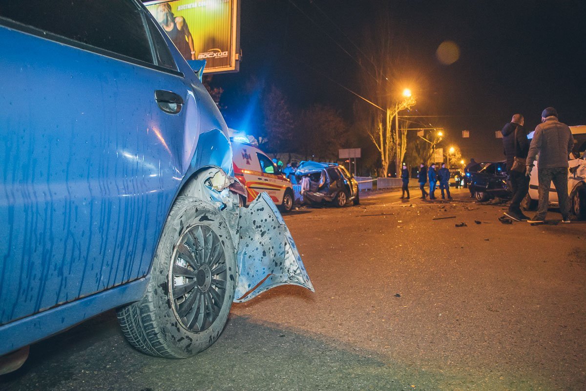 По словам очевидцев, они помогли водителю Subaru выбраться из автомобиля через пассажирское сидение По словам очевидцев, они помогли водителю Subaru выбраться из автомобиля через пассажирское сидение