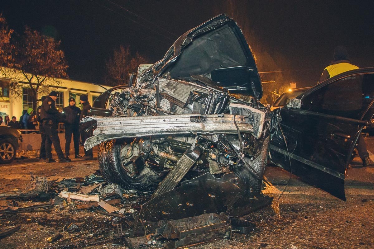 Водителя BMW из машины доставали спасатели Водителя BMW из машины доставали спасатели