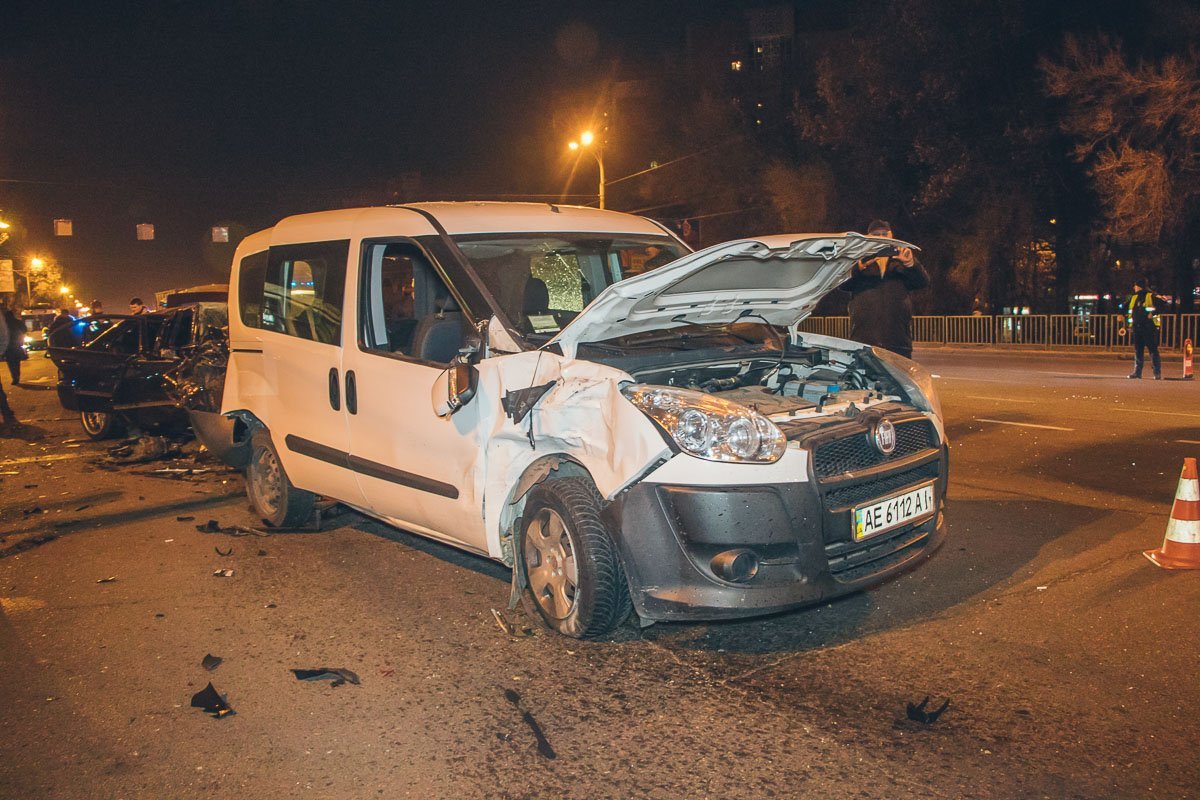 Место происшествия оградили красной лентой Место происшествия оградили красной лентой