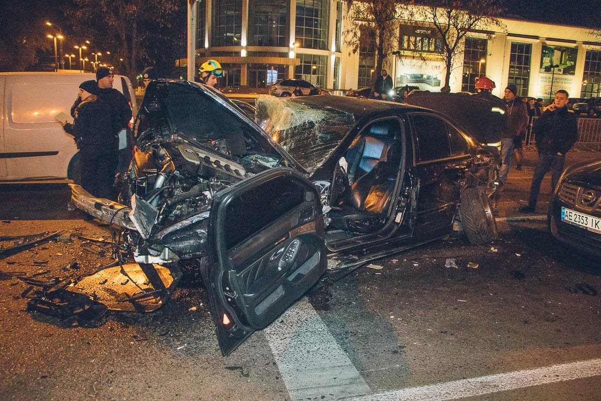 Водителя из BMW вырезали спасатели Водителя из BMW вырезали спасатели