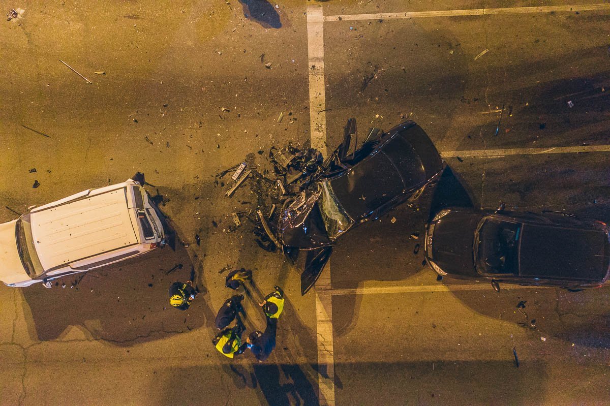 Место месте происшествия работает патрульная полиция, следователи по ДТП, спасатели и врачи скорой помощи Место месте происшествия работает патрульная полиция, следователи по ДТП, спасатели и врачи скорой помощи