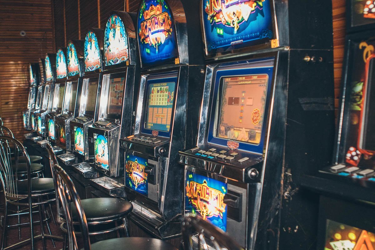 В Днепре на улице Березинской полицейские обнаружили зал с игровыми автоматами