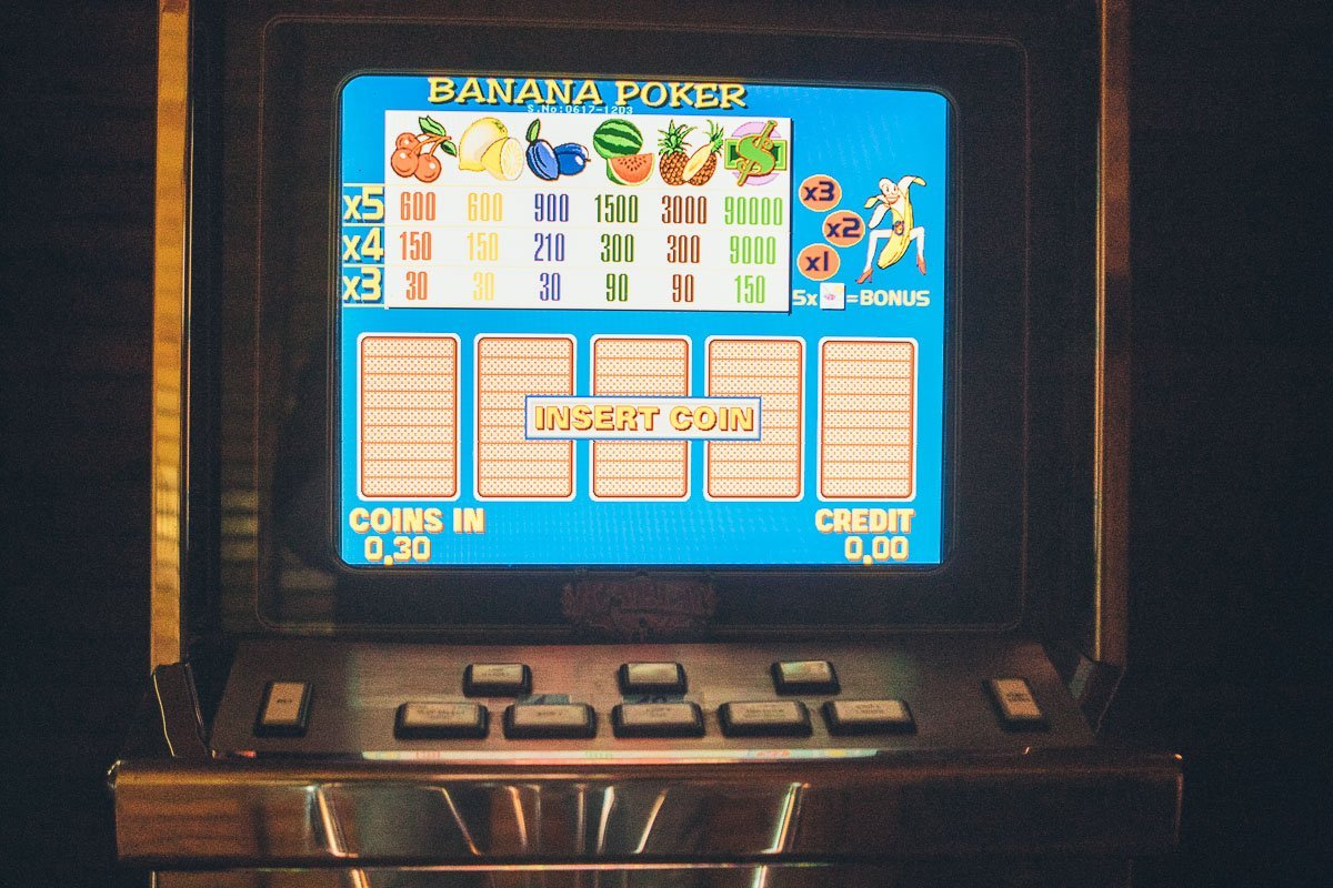 В зале находились посетители, но после приезда полицейских они сразу же покинули помещение