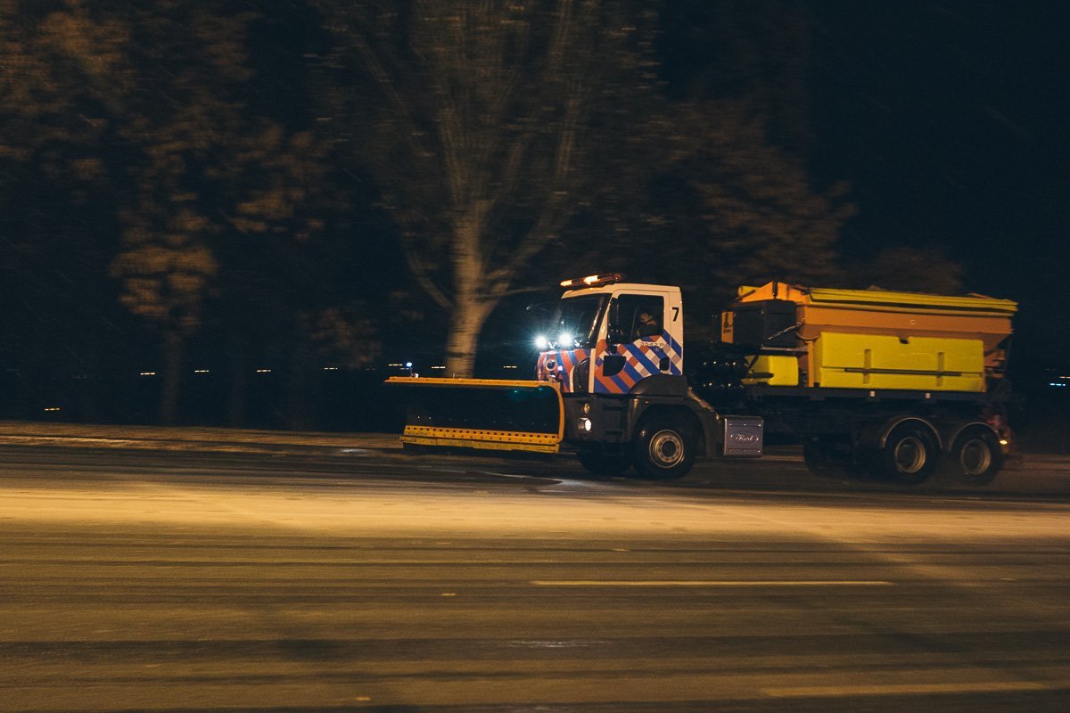 Автодороги Днепра активно посыпают солью и песчано-солевыми смесями Автодороги Днепра активно посыпают солью и песчано-солевыми смесями