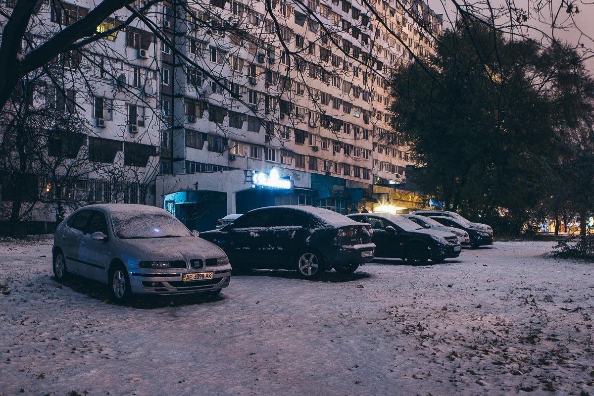 Только в некоторых районах Днепра крупным хлопьям удается укрыть собой холодную землю или зацепиться за траву и ветки деревьев Только в некоторых районах Днепра крупным хлопьям удается укрыть собой холодную землю или зацепиться за траву и ветки деревьев