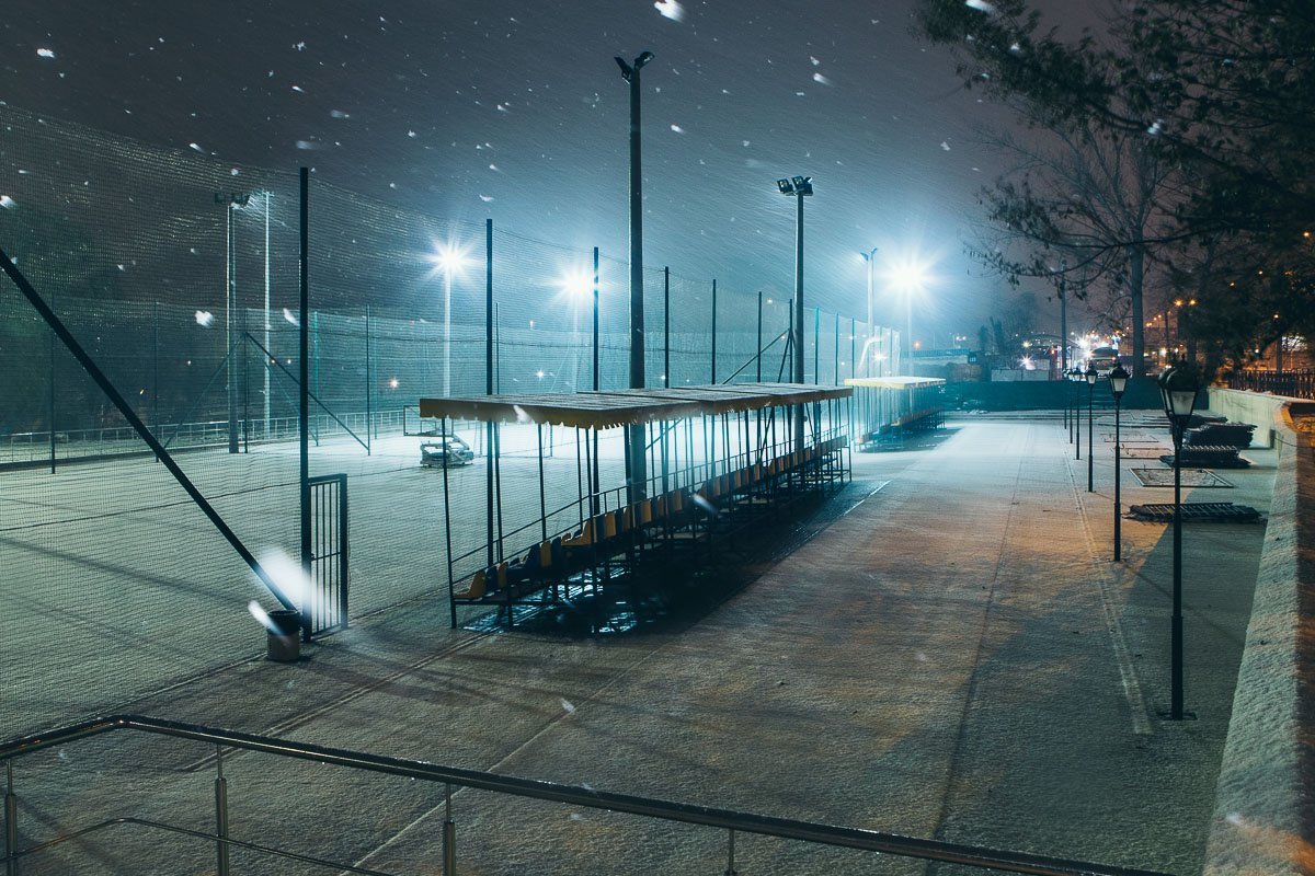 Стадион "Трудовые Резервы" под покровом ночи и снежными хлопьями Стадион "Трудовые Резервы" под покровом ночи и снежными хлопьями