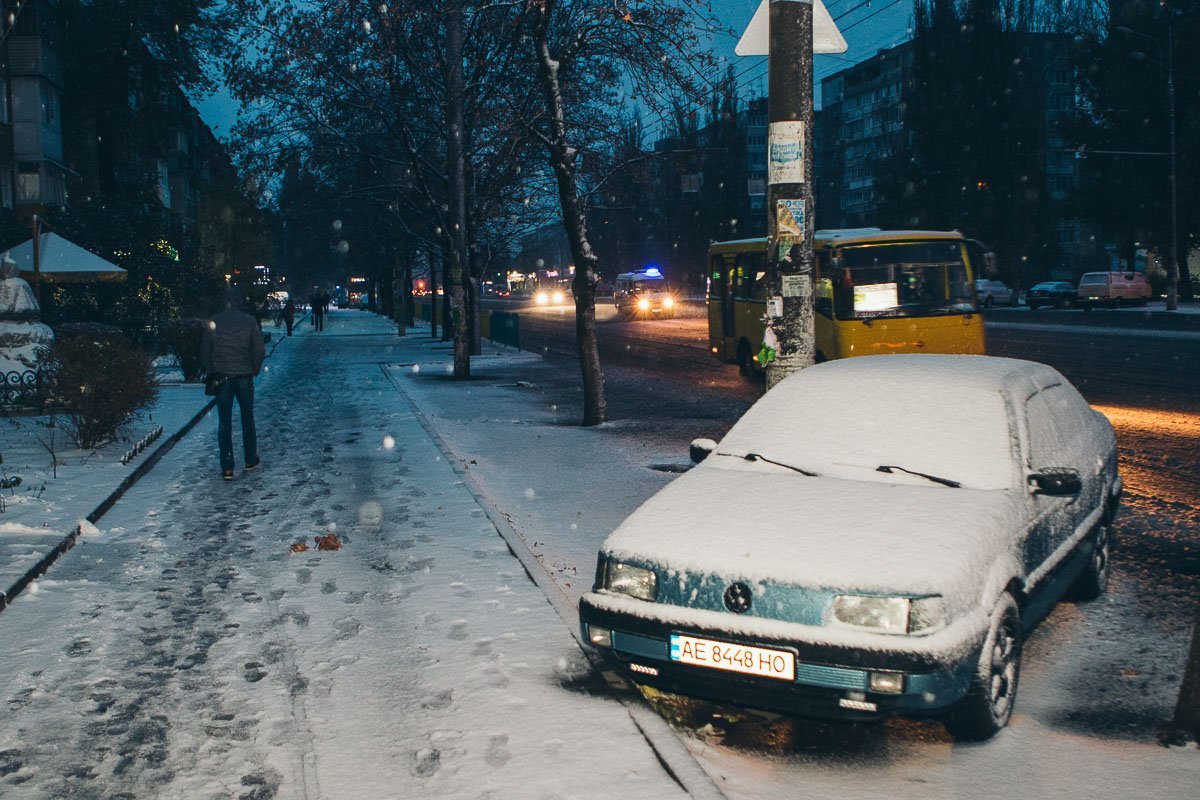 Снег идет во всех районах города