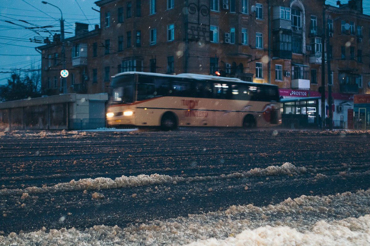 Ночью снег таял, относительно теплая температура не позволяла ему задержаться  хоть на чуть-чуть