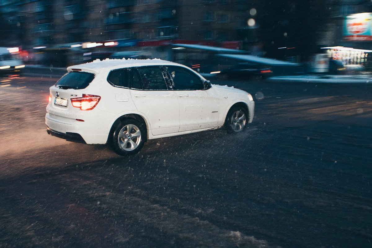 Только в некоторых районах Днепра крупным хлопьям удавалось укрыть собой холодную землю или зацепиться за траву и ветки деревьев