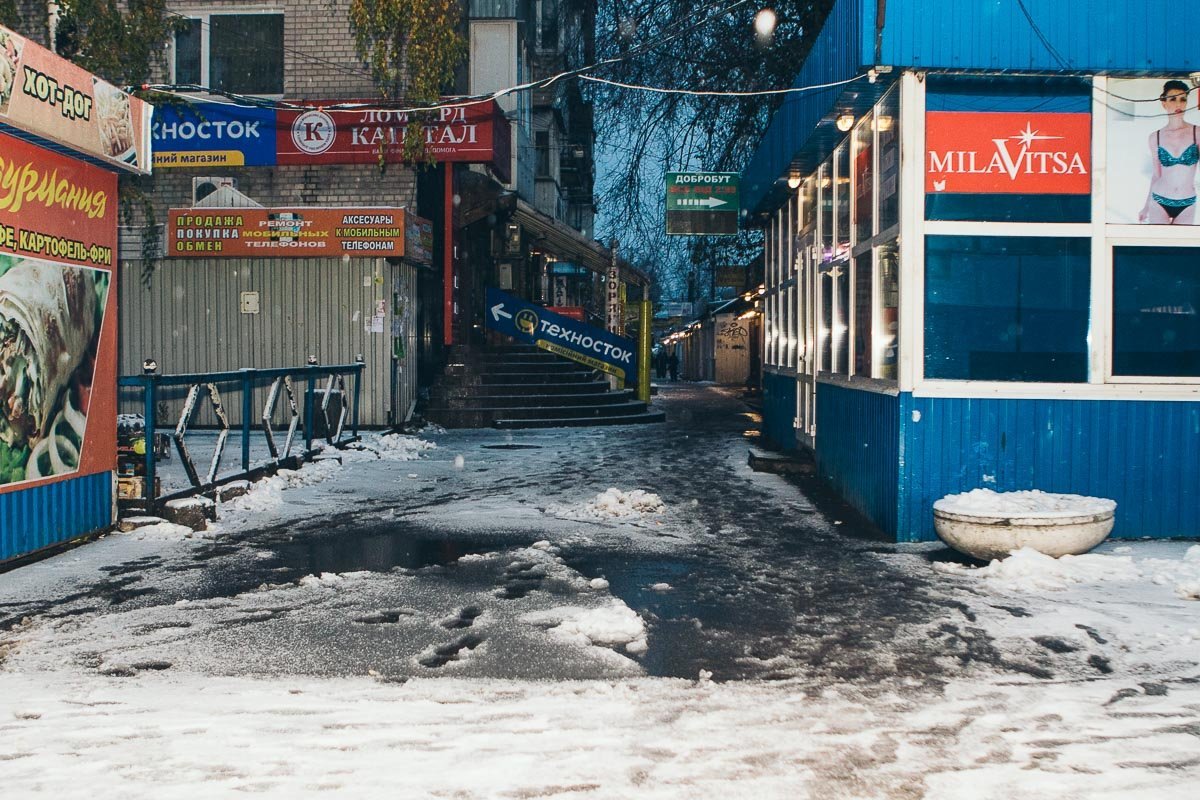 К утру ситуация изменилась, температура термометра показала 1 градус ниже нуля и снежным хлопьям все таки удалось создать в городе волшебную и сказочную атмосферу, укутав все улицы белой пеленой