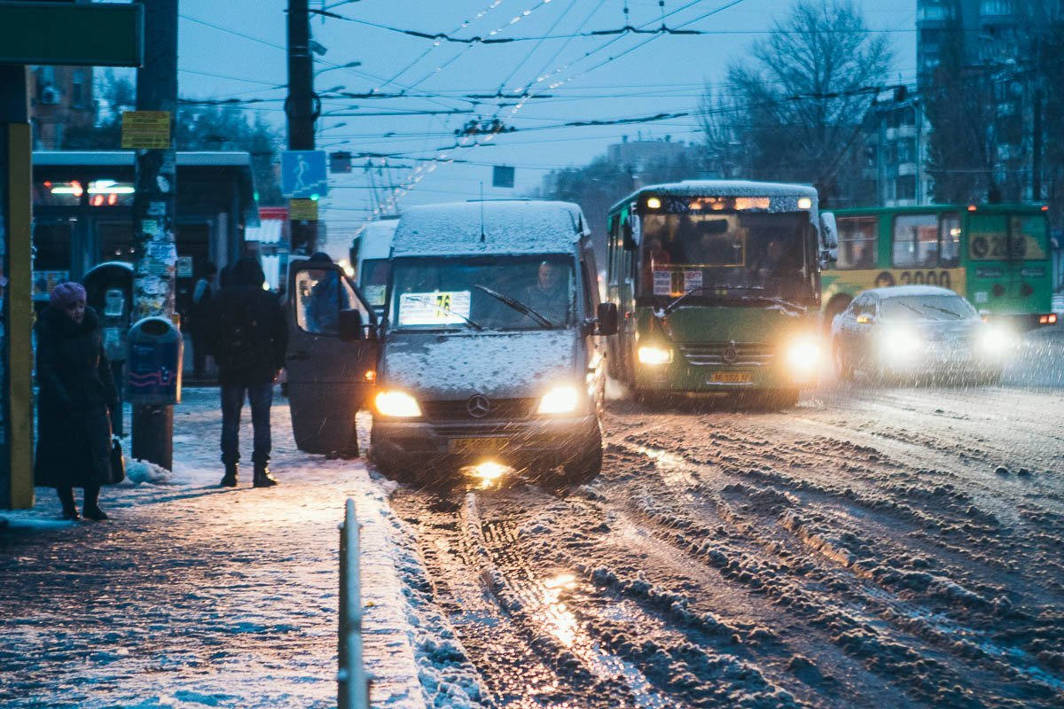Проспект Слобожанский засыпает снегом 