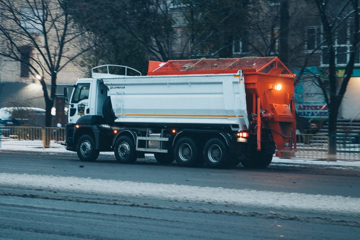По всему городу уже работают снегоуборочные машины