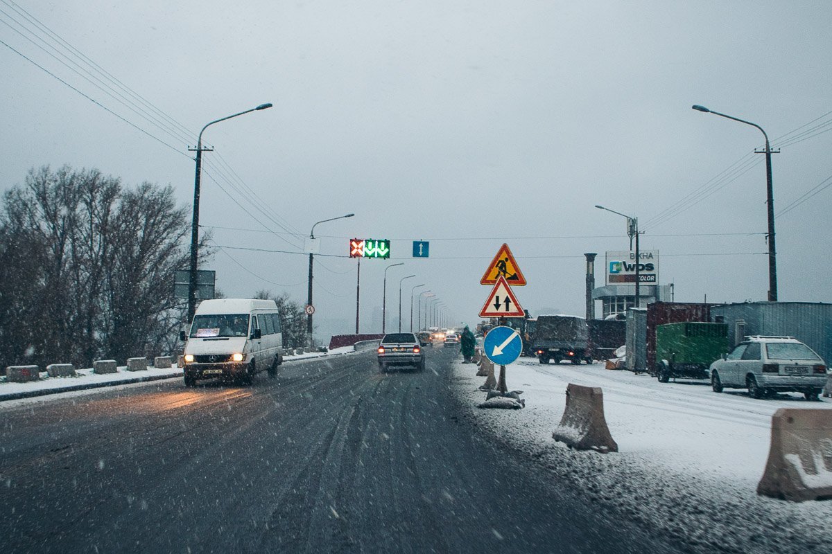 Автодороги Днепра активно посыпают солью и песчано-солевыми смесями