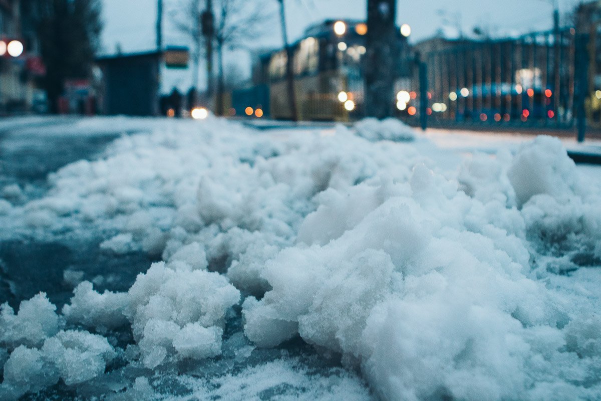 На обочинах уже успели образоваться маленькие сугробы 