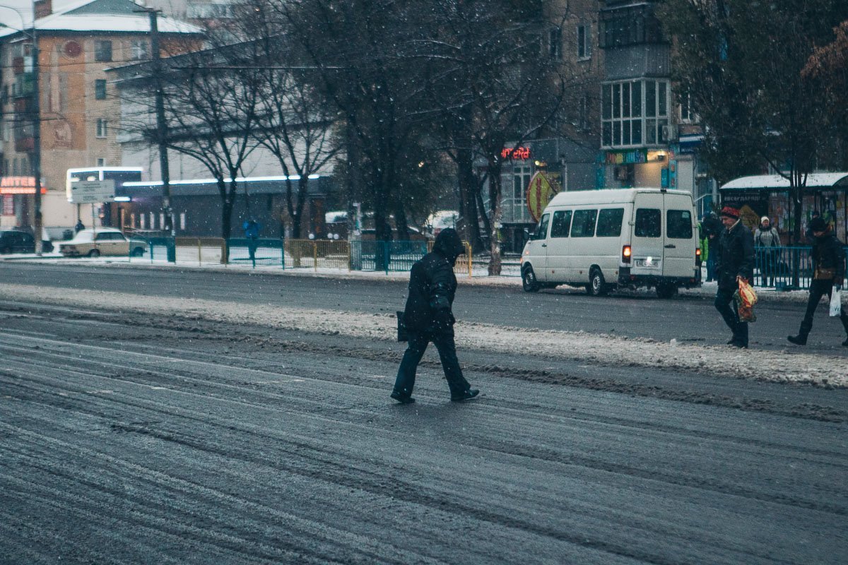 Пешеходы, будьте аккуратны, переходите дорогу в положенном месте 