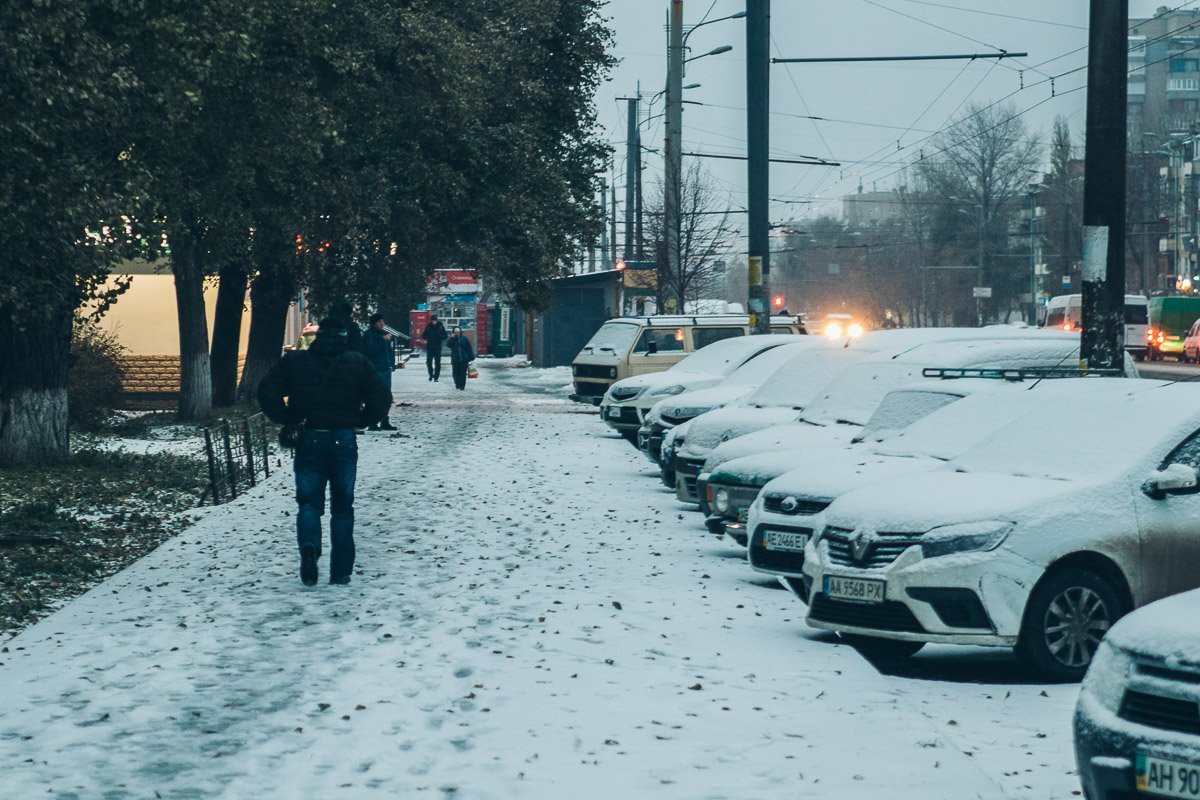 По данным синоптиков, снег будет идти все утро и прекратится днем