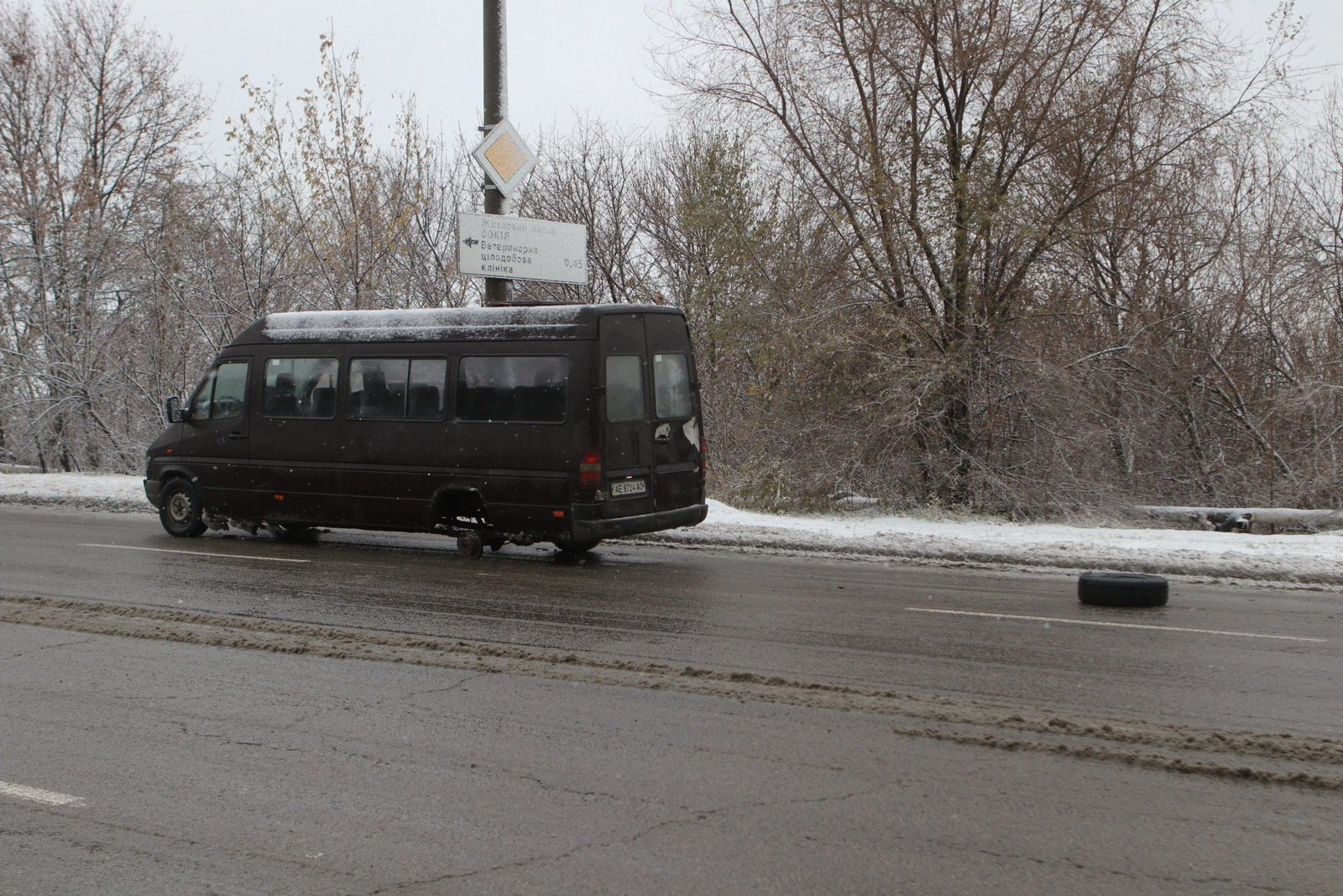 На данный момент маршрутка стоит в правом ряду