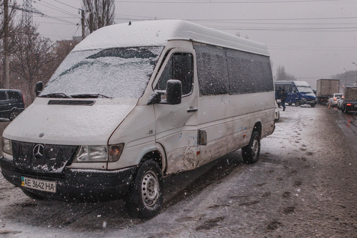 На Запорожской шоссе столкнулись две маршрутки На Запорожской шоссе столкнулись две маршрутки