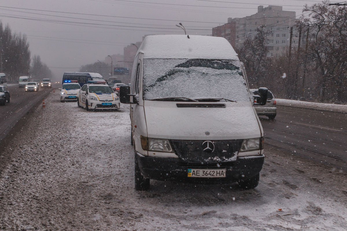 Одно маршрутное такси занесло, и оно протаранило другое Одно маршрутное такси занесло, и оно протаранило другое
