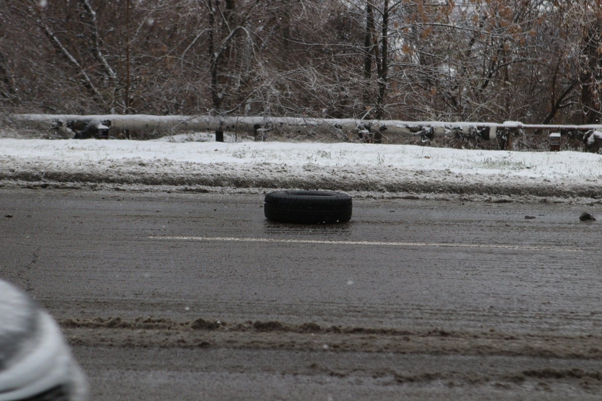 На улице Космической у маршрутки № 119 отпало колесо На улице Космической у маршрутки № 119 отпало колесо