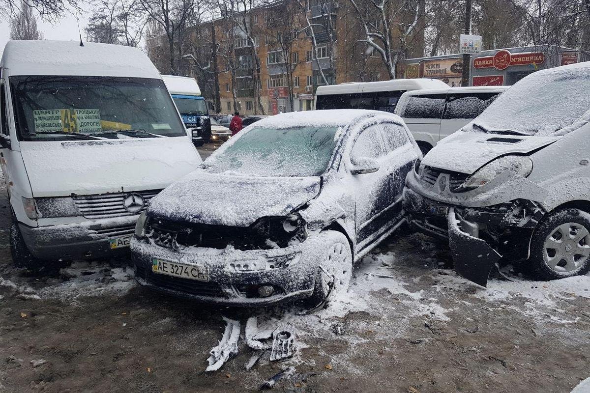 Авария с участием маршрутки № 45 произошла на проспекте Богдана Хмельницкого Авария с участием маршрутки № 45 произошла на проспекте Богдана Хмельницкого