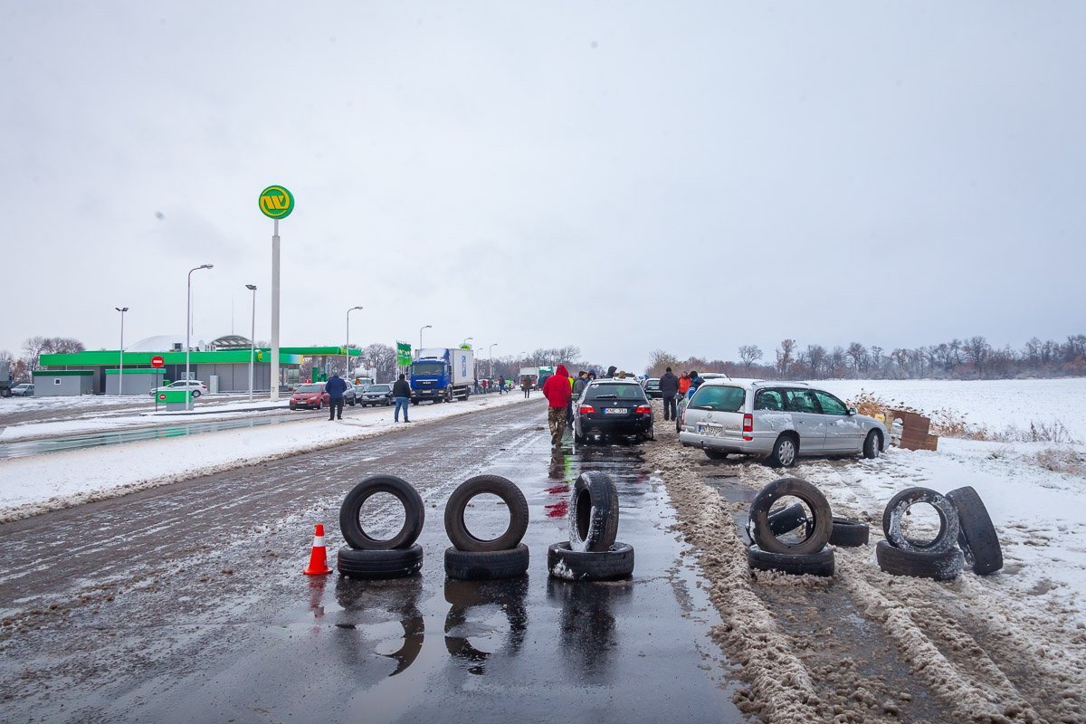 Протестующие оставили для проезда лишь одну полосу движения Протестующие оставили для проезда лишь одну полосу движения