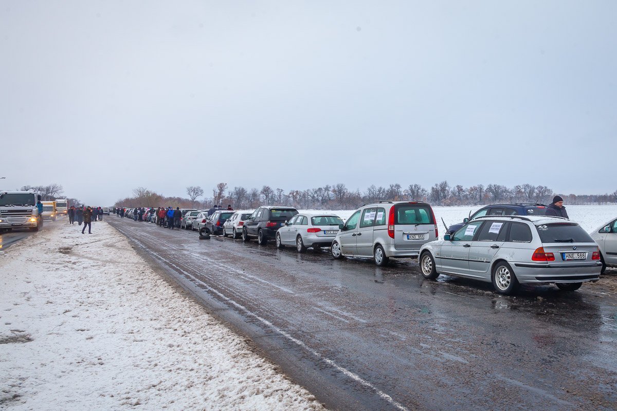 Каждая новая "бляха" пришвартовывается к колонне сзади Каждая новая "бляха" пришвартовывается к колонне сзади