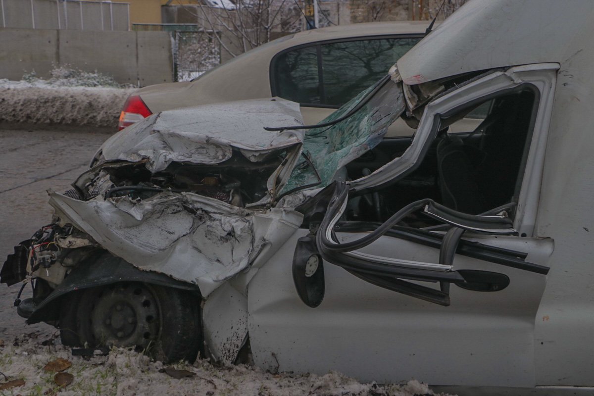 Из деформированного автомобиля водитель Daewoo выбрался сам
