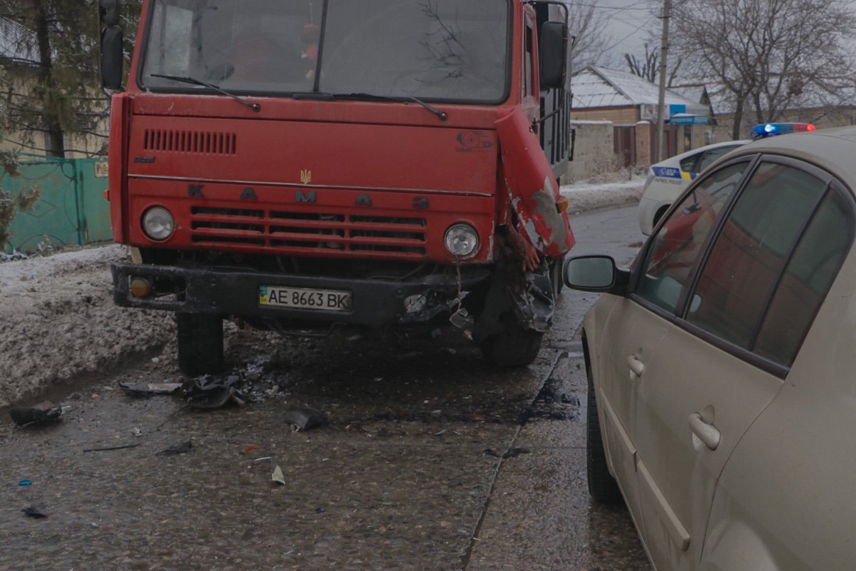 Выехав на встречную полосу, автомобиль "влетел" в КамАЗ