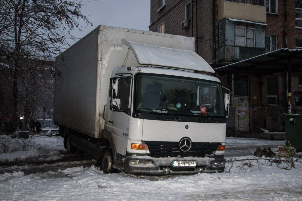 По приезде, начальник решит, как действовать - вызывать манипулятор, либо вытаскивать грузовик с помощью троса По приезде, начальник решит, как действовать - вызывать манипулятор, либо вытаскивать грузовик с помощью троса