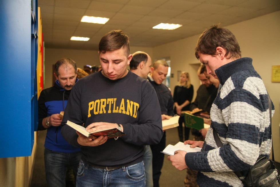 Правила буккросинга такие: каждый желающий может взять книгу, которая ему нравится. Вместо нее - поставить другую Правила буккросинга такие: каждый желающий может взять книгу, которая ему нравится. Вместо нее - поставить другую