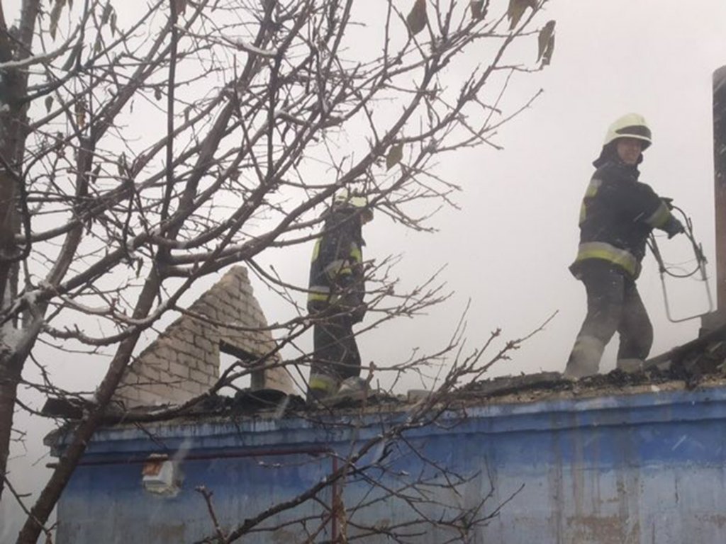 Полностью потушить пожар в летней кухне удалось в 7:54 Полностью потушить пожар в летней кухне удалось в 7:54