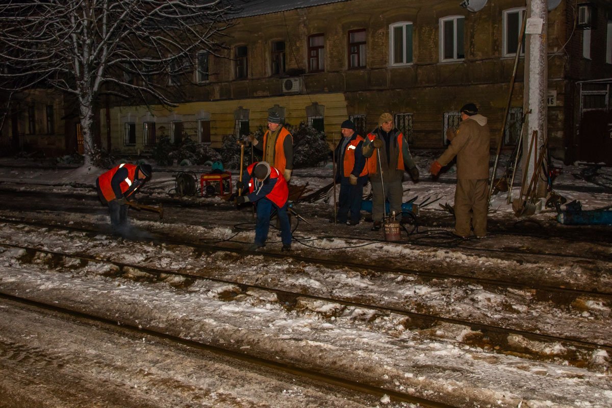На улице Шухевича меняют трамвайные колеи На улице Шухевича меняют трамвайные колеи