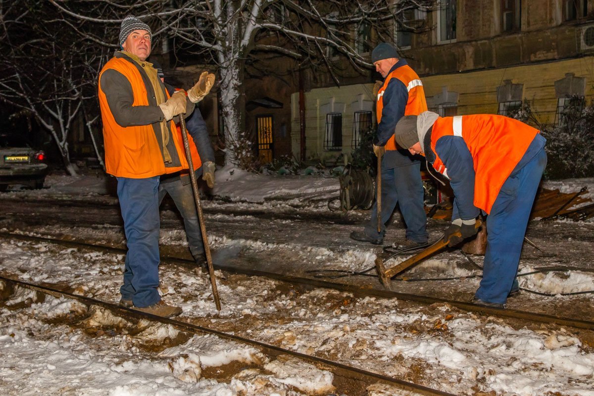 Ожидается, что мастера успеют выполнить все работы до 5:00 и утренние трамваи будут двигаться по расписанию Ожидается, что мастера успеют выполнить все работы до 5:00 и утренние трамваи будут двигаться по расписанию