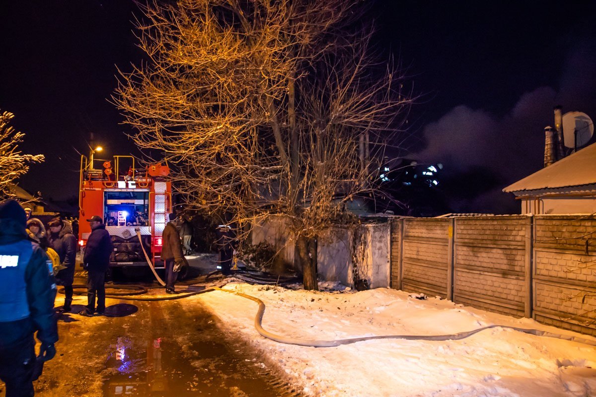 Приблизительно в 23:10 начался пожар в частном доме на улице Осипенко Приблизительно в 23:10 начался пожар в частном доме на улице Осипенко
